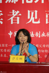 高清图：萨日娜新书签售 装扮清新与粉丝零距离 