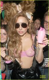组图：Lady Gaga透明粉红bra出行 粉丝献吻
