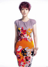 组图：海清时尚封面大片 后厨造型简洁干练