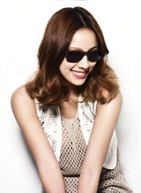 组图：李孝利墨镜写真露锁骨妩媚迷人