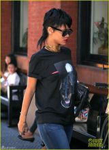 组图：蕾哈娜戴黑超街头闲逛 霸气金链子绕颈