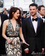 组图：暮光女戛纳走秀罩杯小难撑深V