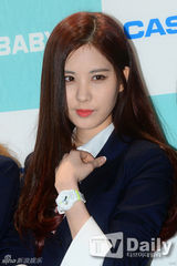 组图：少女时代穿牛仔裤赴派对 显完美曲线