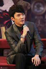 高清：冯绍峰《钻石豪门》见面会 优雅贵气浑然天成