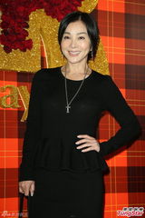 组图：黄小柔出嫁盼造人 穿低胸婚纱挽老公亮相