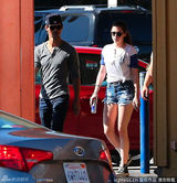 组图：暮光女搭狼人泰勒玩棒球热裤秀美腿