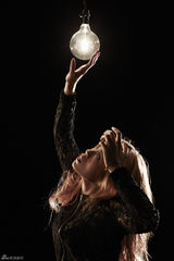 组图：蔡健雅《坠落》MV展现诚实自己