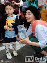 组图：韩星韩智敏朴真熙裴钟玉为饥饿儿募捐