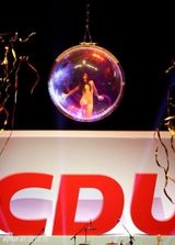 组图：德国总理默克尔竞选 色情舞猛男秀争选票