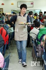 组图：韩星郑俊浩出席志愿活动献爱心