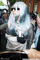 组图：Lady Gaga银色长发波浪长袍造型依旧犀利