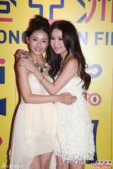 组图：温碧霞白抹胸裙性感捧场《微交少女》