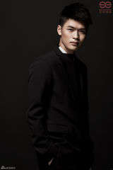 组图：快男三甲领衔跨年大片 西装衬衫扮绅士