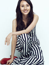 组图：袁泉写真笑容暖人 长发微卷女人味足