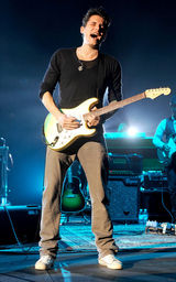 幻灯图集：约翰-梅耶伦敦开唱 为海地灾民募捐