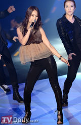 组图：2PM白智英携手亮相音乐庆典 Nichkhun未出席