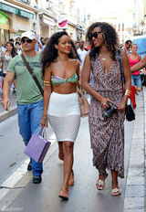 组图：蕾哈娜比基尼搭配镂空裙现身法国