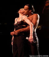 组图：麦当娜上演限制级 边跳边脱蹭猛男