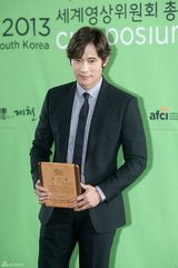 独家组图：李秉宪出席活动 婚后更显稳重绅士