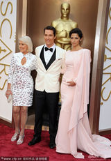 组图：马修-麦康纳妻子卡米拉现身奥斯卡红毯