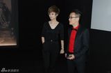 组图：李宇春受邀出席艺术展 黑色装束显清新气质
