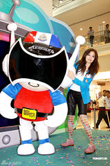 幻灯图：容祖儿热裤彩袜亮相 与吉祥物合影童心未泯