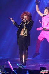 组图：韩团2NE1台北开唱 扭腰摆臀大秀性感腹肌