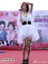 组图：王心凌穿白色薄纱裙演绎丝袜诱惑