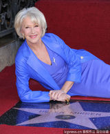 组图：海伦-米伦留名星光大道 与老公甜蜜舌吻