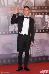 组图：张家辉黑燕尾服现身红毯 复古帅气