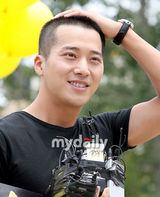 幻灯图：李莞12日上午参军服役 开始两年军队生活