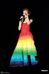 组图：容祖儿广州个唱频换战衣 百变造型回馈歌迷