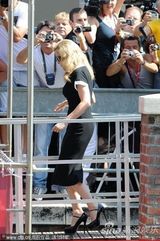 组图：《W.E》发布会 导演麦当娜现身霸气十足