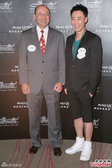 组图：林峰不谈与吴千语游太空 否认抢粉丝手机