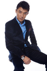 组图：王新曝阳光写真时尚优雅