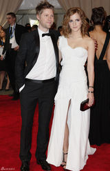 高清组图：纽约大都会庆典 艾玛-沃特森秀香肩