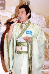 组图：佘诗曼等派送月饼 周润发赞陈豪演技了得