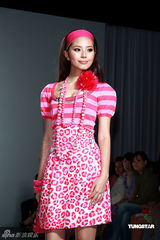 幻灯图集：桂纶镁斜肩裙美艳 蔡健雅宝蓝装优雅