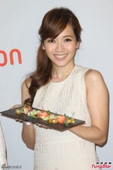 组图：侯佩岑白色长裙亮相 笑容优雅气质甜美