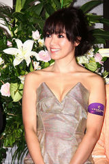 高清图：侯佩岑展现难得性感 大秀右手订婚戒指