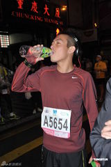 组图：陈冠希坚持跑完马拉松 一心慈善否认要洗底