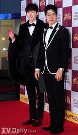 组图：金南珠获奖落泪 宋仲基文彩元成最佳搭档
