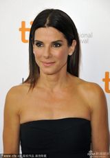 组图：《地心引力》亮相 布洛克与粉丝亲密交流