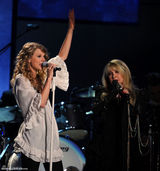 高清图：格莱美 泰勒-斯威夫特与史蒂薇-尼克丝献艺