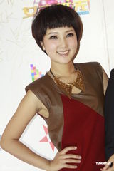 组图：孟茜田丽助阵《Lady呱呱》发布会各秀身材