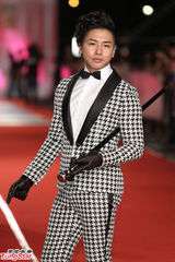 组图：群星亮相金钟奖红毯 林依晨陈柏霖受追捧