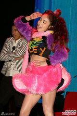 组图：Kimberly小蛮腰开唱 倪安东助阵气氛high