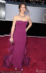 组图：詹妮弗-加纳紫色纱裙亮相华丽珠宝抢眼