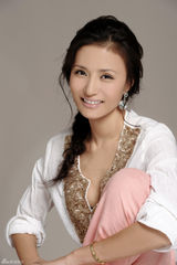 组图：“欣贵人”万美汐推写真 性感露背