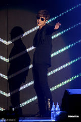 组图：金贤重开唱露胸耍性感 与gaga撞期仍火爆